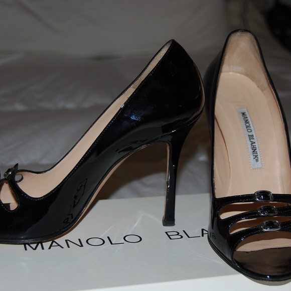 MANOLO BLAHNIK Shoes - MANOLO BLAHNIK BLACK PATENT PUMPS